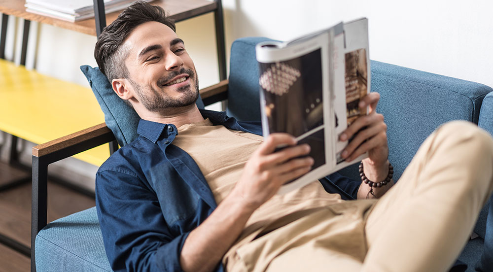 Entspannt Zeitschriften lesen